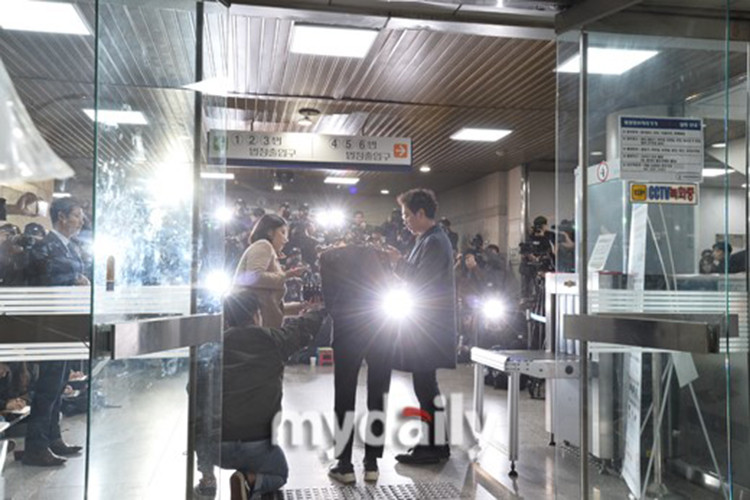 Theo MBN, Jung Joon Young dụ dỗ các cô gái bằng chiêu bài: “Em muốn nổi tiếng thì ngủ với anh”.