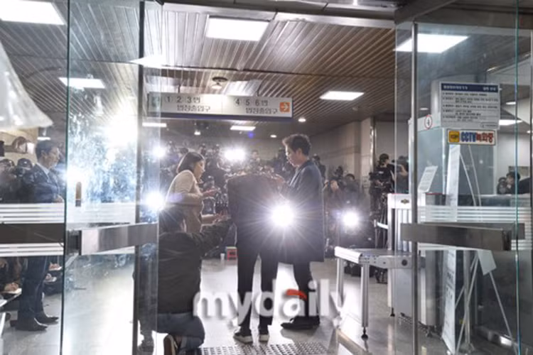 Theo MBN, Jung Joon Young dụ dỗ các cô gái bằng chiêu bài: “Em muốn nổi tiếng thì ngủ với anh”.