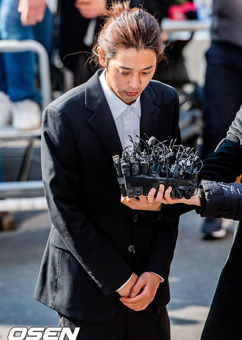 Cựu ca sĩ xuất hiện trước cổng toà án quận trung tâm Seoul với dáng vẻ tiều tụy.