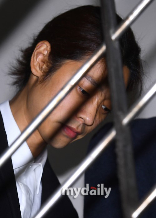 Cảnh sát đã thẩm vấn Jung Joon Young vào ngày 14/3 và thả anh sau 20 tiếng. Tuy nhiên, ngay sau đó, phía cảnh sát đã xin lệnh bắt giữ cựu ca sĩ này để điều tra thêm.