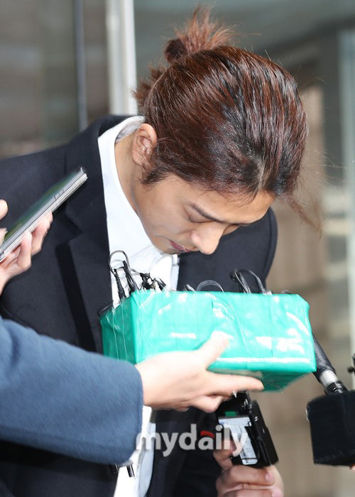 Cựu ca sĩ sinh năm 1990 cúi đầu nhận lỗi trước công chúng.