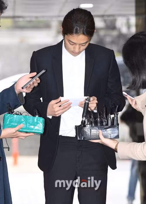 “Tôi xin lỗi. Tôi đã phạm một tội ác không thể tha thứ. Tôi chấp nhận mọi cáo buộc về mình. Một lần nữa, tôi xin lỗi những người phụ nữ đã chịu tổn thương sâu sắc bởi hành động của tôi và những người quan tâm đến tôi. Tôi sẽ hợp tác điều tra một cách trung thực và ăn năn về những hành vi của mình suốt cuộc đời”, cựu ca sĩ nói.