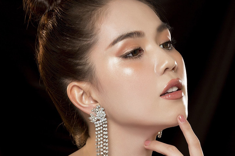 Trong khi Phương Khánh lột xác từ cô gái mặt đầy mụn thành Hoa hậu Trái đất 2018, Ngọc Trinh ngày càng trẻ trung, quyến rũ.