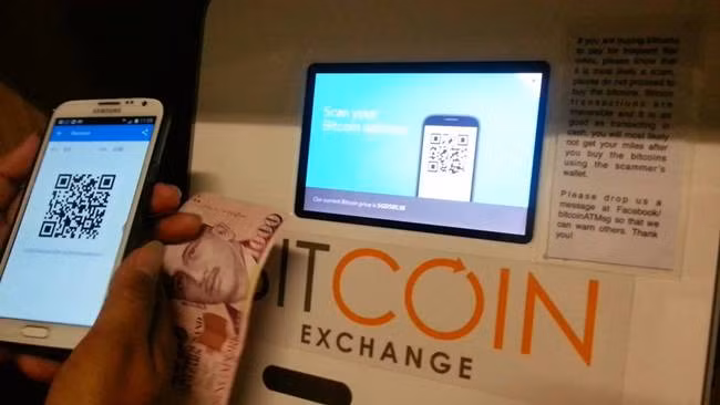 Khách cho 2 đô la Sing (~34.300 đồng) vào máy và máy sẽ nhả hóa đơn kèm mã QR.