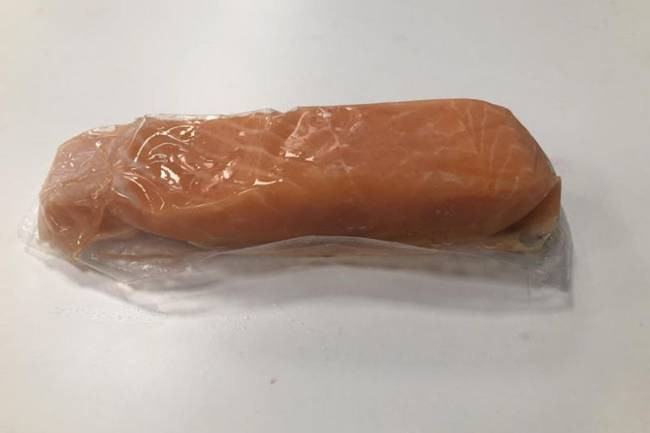 ATM cá hồi hoạt động 24/7 và không dùng tiền mặt. Giá bán 5,9 USD/200g (~137.000 đồng), cá đông lạnh đóng gói chân không.