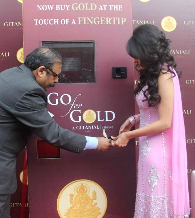 Thời điểm đó, máy được 2 diễn viên nổi tiếng của Ấn Độ cắt băng khai trương. Người mua có thể mua vàng, bạc miếng, trang sức gắn kim cương từ máy này.