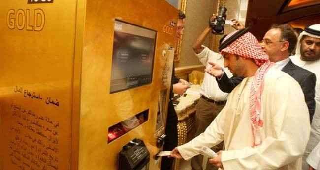 Thông qua hệ thống máy tính, máy sẽ cập nhật giá vàng sát với sự thay đổi của giá vàng quốc tế. Khách dùng tiền tệ của UAE để mua vàng.