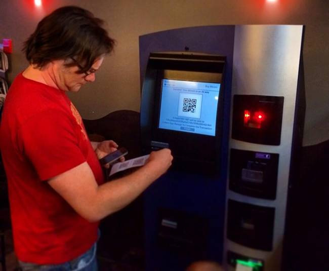 Năm 2013, một cửa hàng cà phê ở Canada đã lắp máy ATM bitcoin đổi tiền ảo lấy tiền mặt và ngược lại.