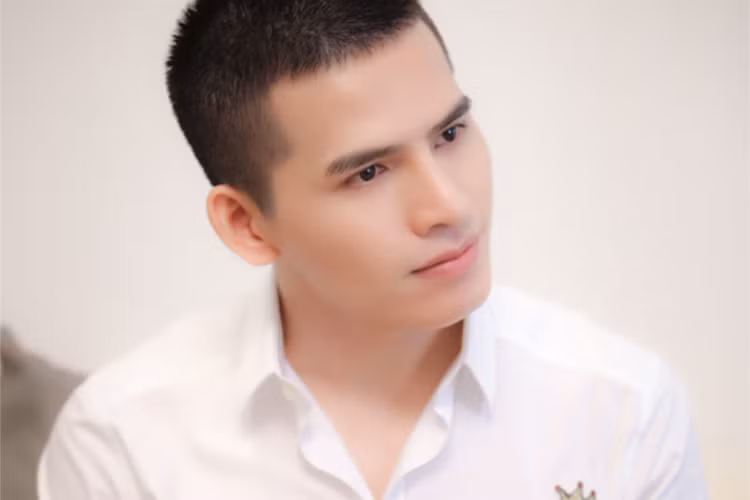 Ngoài dao kéo mũi, Quốc Thiên còn chăm chỉ tập gym để có ngoại hình săn chắc. Ảnh: Saostar