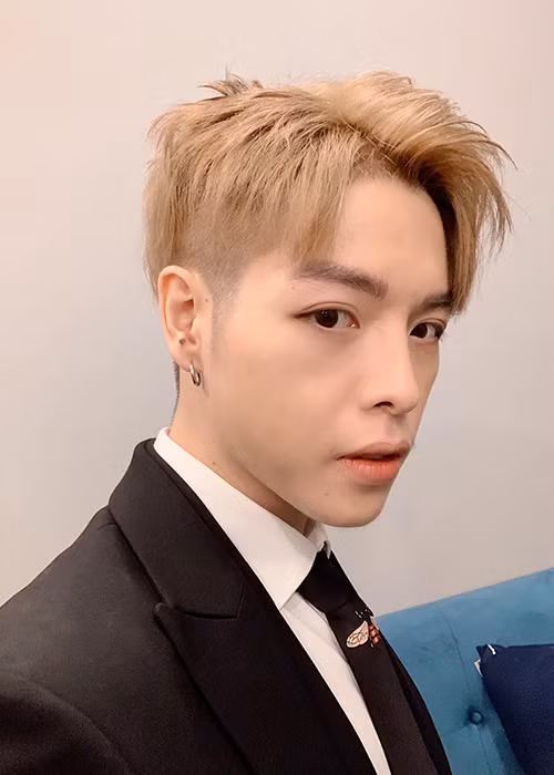 Nhờ phẫu thuật thẩm mỹ, Đức Phúc lột xác. Ngoài ra, sau khi trùng tu nhan sắc, anh còn đắt show hơn. Ảnh: FBNV