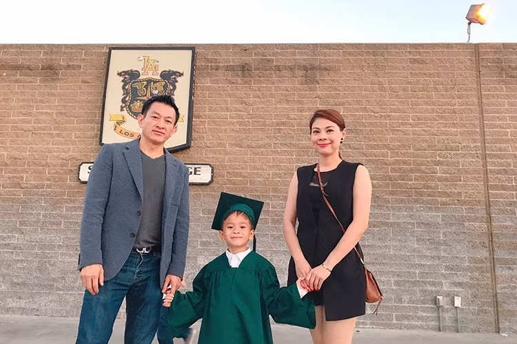 Ngoài con gái chung, anh cũng rất yêu thương con trai nuôi của Thanh Thảo - bé Ricky.