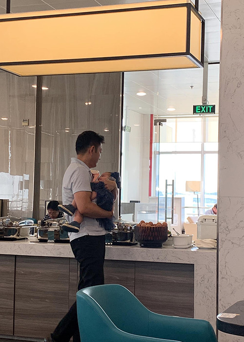 Doanh nhân Tom Han dành nhiều thời gian để giúp vợ chăm sóc cô con gái.