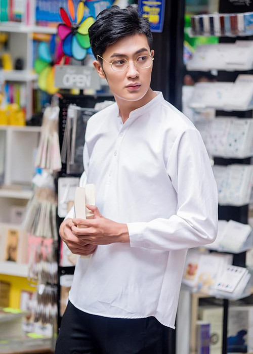 Ngoài ngôi sao Thái Lan, một người mẫu Việt cũng bị ném đá khi có phát ngôn bênh vực Seungri. Đó là Đinh Đức Thành.