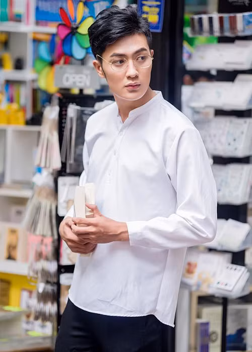 Ngoài ngôi sao Thái Lan, một người mẫu Việt cũng bị ném đá khi có phát ngôn bênh vực Seungri. Đó là Đinh Đức Thành.