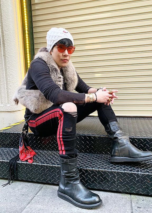 Kong Karoon sinh năm 1980, là ca sĩ. Theo Thể thao văn hóa, anh có gia thế khủng tại Thái Lan.