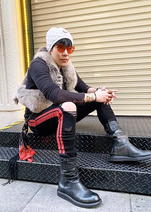 Kong Karoon sinh năm 1980, là ca sĩ. Theo Thể thao văn hóa, anh có gia thế khủng tại Thái Lan.