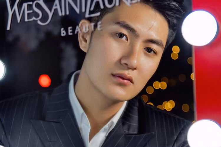 Đức Thành khá điển trai, có chiều cao người mẫu.