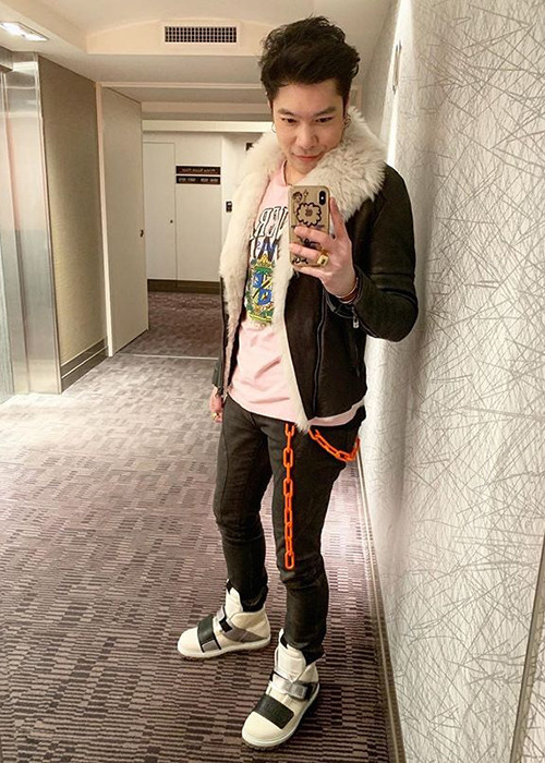 Kong Karoon tự nhận mình là người lập dị, yêu thích và có năng khiếu về mảng nghệ thuật như âm nhạc. thời trang, vẽ và thiết kế.