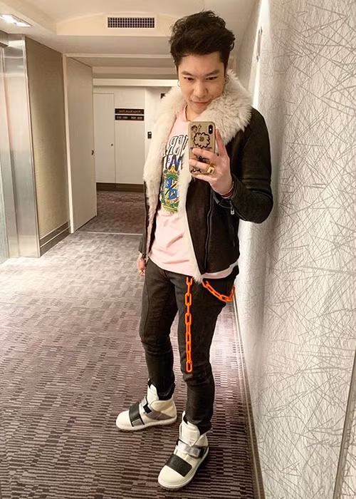 Kong Karoon tự nhận mình là người lập dị, yêu thích và có năng khiếu về mảng nghệ thuật như âm nhạc. thời trang, vẽ và thiết kế.