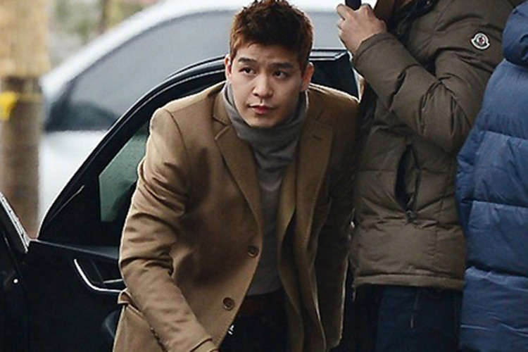 Cô cũng là người đầu tiên vạch trần Kang Sung Hoon - cựu thành viên Sechs Kies đe dọa quản lý cũ và lừa đảo fan. Ảnh: Người lao động