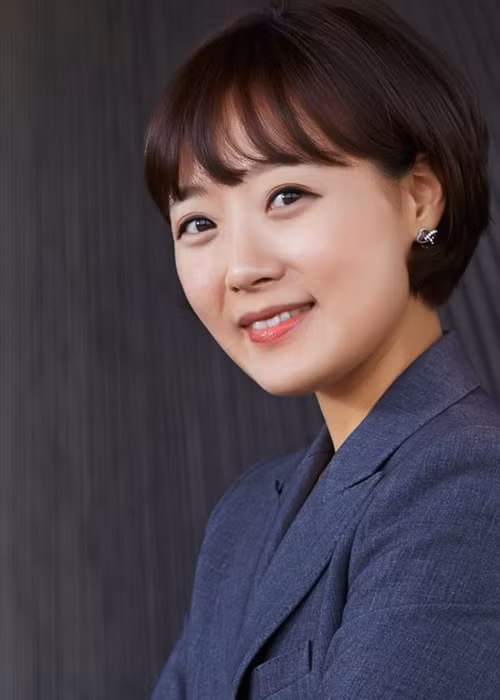 Dù còn trẻ nhưng Kang Kyung Yoon cam đảm đứng lên phơi bày sự thật sau thời gian điều tra và tìm bằng chứng. Hiện, cô là phóng viên của tờ SBS funE. Ảnh: SBS