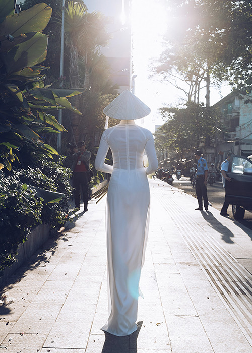 Có mặt tại sự kiện khá sớm, cô đã ngẫu hứng chụp bộ ảnh áo dài trong khung cảnh nắng chiều tà.