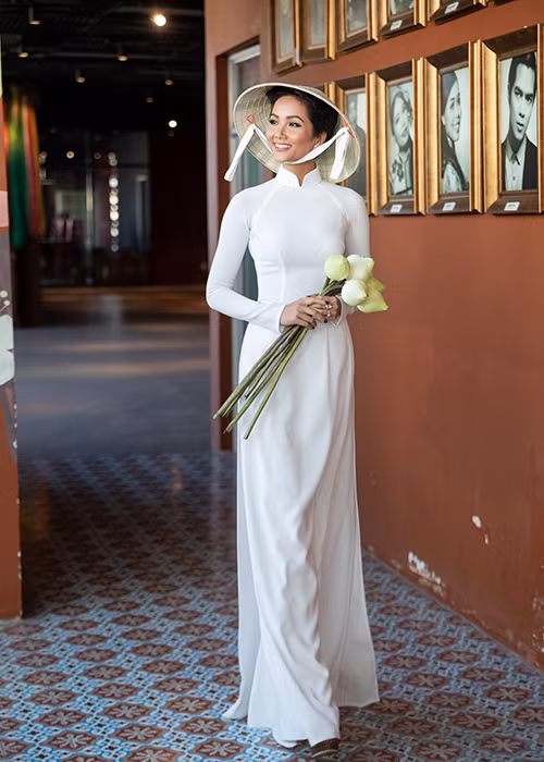  H'hen Niê vừa xuất hiện trong chương trình “Truyền cảm hứng Áo dài” với vai trò đại sứ hình ảnh "Lễ hội áo dài TP HCM".