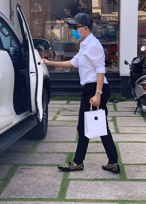 Long Nhật được biết đến là ca sĩ lắm chiêu trò. Bởi vậy, một số cư dân mạng cho rằng tin đồn Long Nhật phẫu thuật chuyển giới chỉ là chiêu PR. Ảnh: FBNV