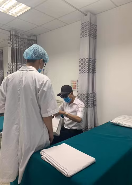 Cách đây không lâu, hình ảnh Long Nhật xuất hiện bí ẩn tại một trung tâm thẩm mỹ khiến dư luận xôn xao. Ảnh: FBNV