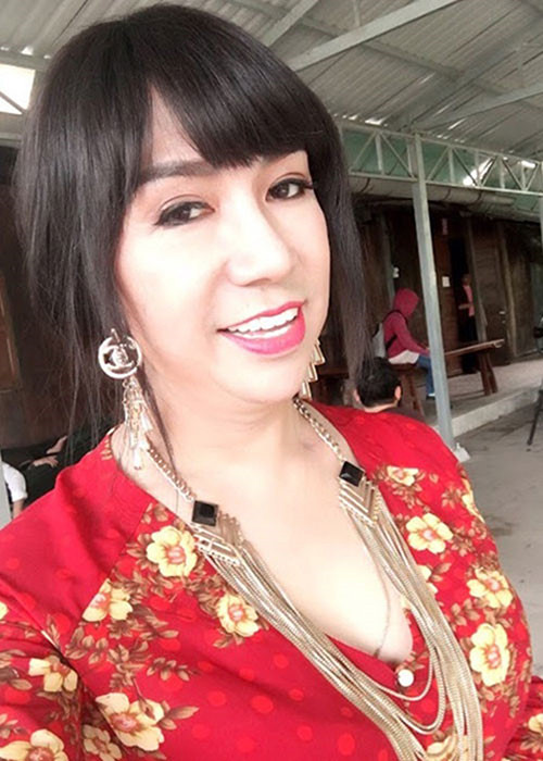 Nam ca sĩ đã lập gia đình, có 4 con. Tuy nhiên, anh vẫn "nghiện" giả gái nhất showbiz. Ảnh: Khám phá