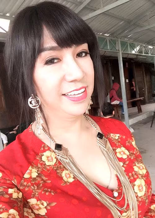 Nam ca sĩ đã lập gia đình, có 4 con. Tuy nhiên, anh vẫn "nghiện" giả gái nhất showbiz. Ảnh: Khám phá