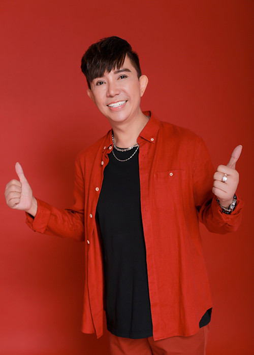 Long Nhật cũng chia sẻ một số hình ảnh mới nhất của anh với báo chí. Trong loạt ảnh này, nam ca sĩ trông tự nhiên hơn so với những bức ảnh anh khoe trên trang cá nhân. Ảnh: Dân Việt