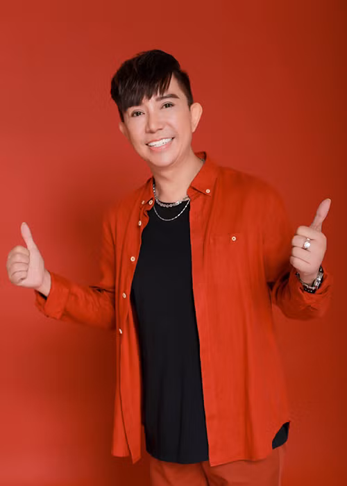 Long Nhật cũng chia sẻ một số hình ảnh mới nhất của anh với báo chí. Trong loạt ảnh này, nam ca sĩ trông tự nhiên hơn so với những bức ảnh anh khoe trên trang cá nhân. Ảnh: Dân Việt