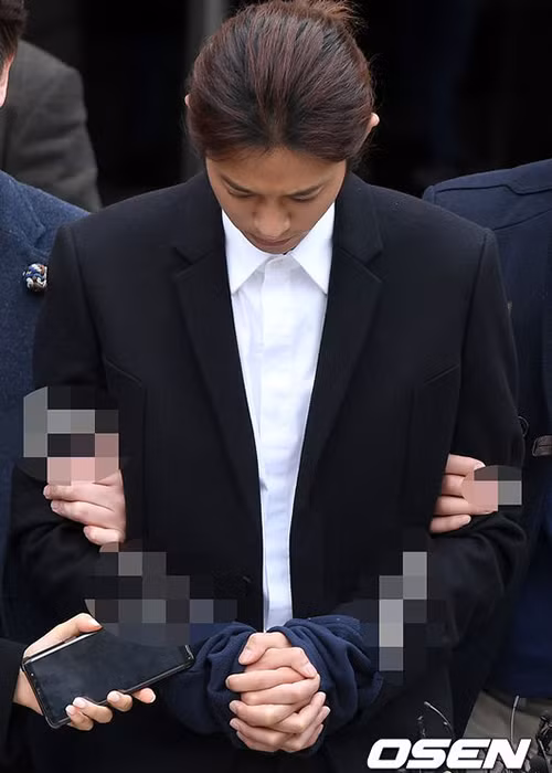 Nam ca sĩ đình đám một thời không dám ngẩng mặt lên khi rời tòa án. Ảnh: Osen