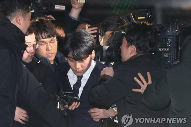 Trái ngược với Jung Joon Young, Seungri phủ nhận mọi cáo buộc về mình. Theo truyền thông xứ Hàn, Seungri đã lập nhóm chat bệnh hoạn có Jung Joon Young tham gia. Ngoài ra, Seungri còn vướng cáo buộc môi giới mại dâm, trốn thuế. Ảnh: Yonhapnews