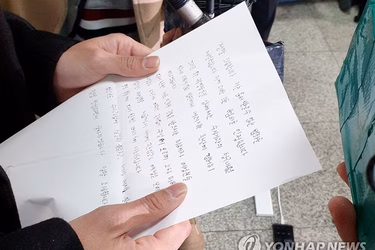 Jung Joon Young đọc lời xin lỗi trên giấy. Ảnh: Yonhapnews