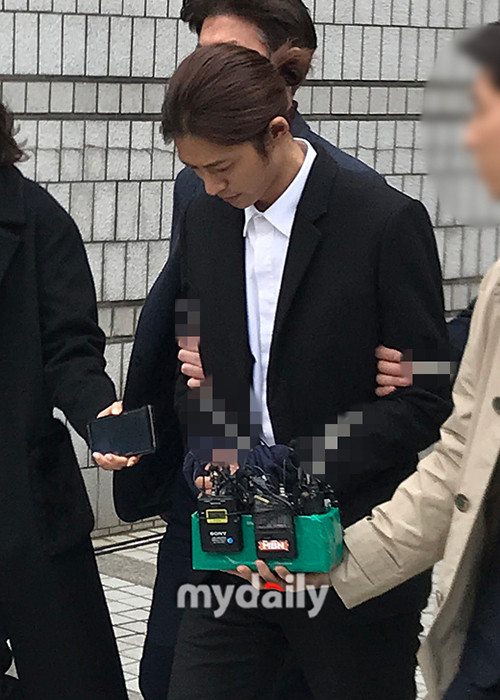 Hình ảnh Jung Joon Young bị trói, còng tay khiến công chúng xôn xao. Ảnh: Mydaily