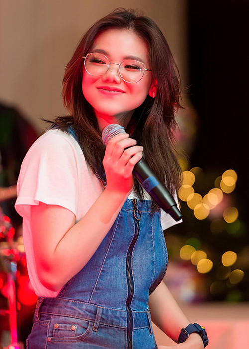 Ở Mỹ, Minh Như có cơ hội đi hát.