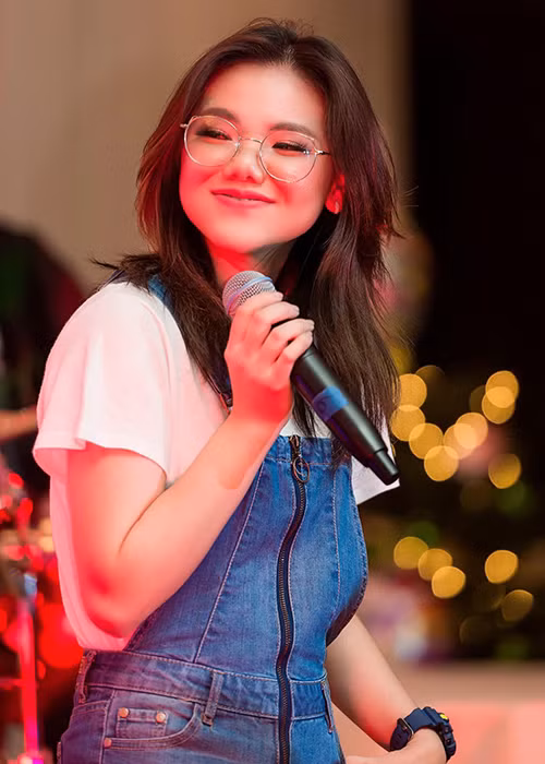 Ở Mỹ, Minh Như có cơ hội đi hát.