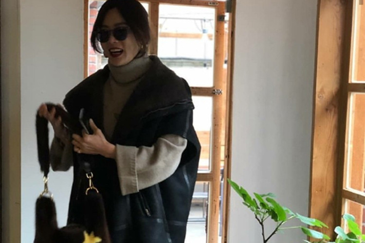 Đã rất lâu Chae Rim và chồng không xuất hiện bên nhau. Ngoài ra, nữ diễn viên còn bị soi không còn đeo nhẫn cưới. Ảnh: Yan