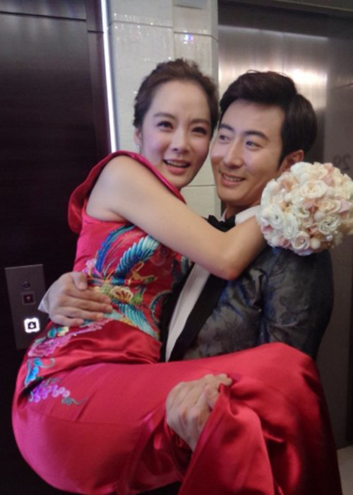 Sau khi kết hôn, cặp đôi vẫn hạnh phúc bên nhau như ngày mới cưới. Ảnh: Sina