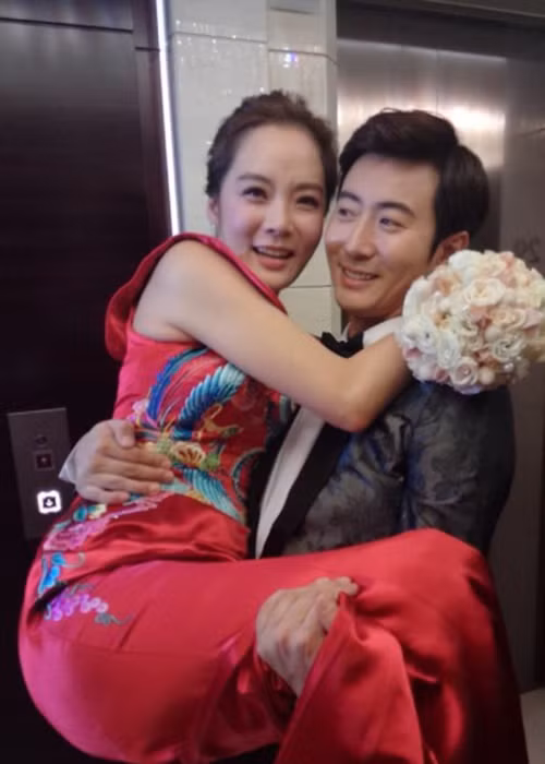 Sau khi kết hôn, cặp đôi vẫn hạnh phúc bên nhau như ngày mới cưới. Ảnh: Sina