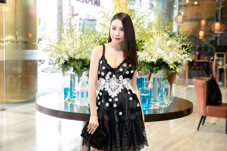 Về phía Trà Ngọc Hằng, cô phần trần kịch bản ban đầu không có nhiều cảnh phản cảm như clip đã đăng tải trên mạng. Trên Dân Trí, người đẹp cho hay, khi đến trường quay, đạo diễn mới yêu cầu cô thực hiện các cảnh quay khác không có trong kịch bản. Ảnh: FBNV