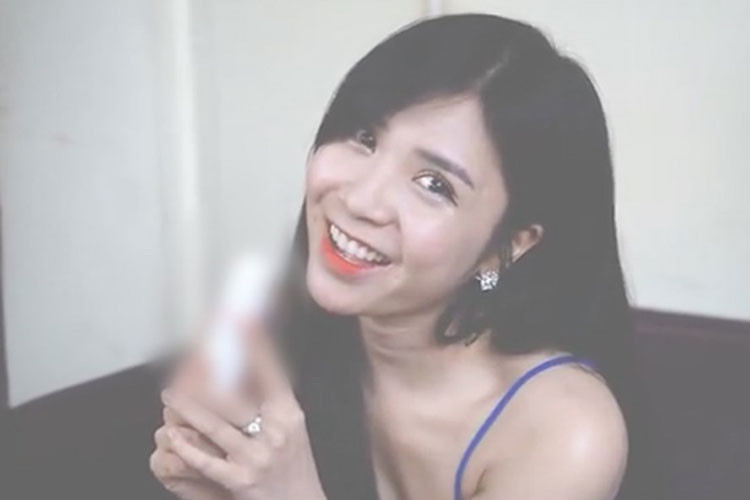 Năm 2017, Thanh Bi cũng từng bị chỉ trích khi đóng một quảng cáo. Với sản phẩm máy massage mặt, nữ diễn viên phim “Người phán xử” đã có những cử chỉ, biểu cảm bị cho là phản cảm. Ảnh: Lao động