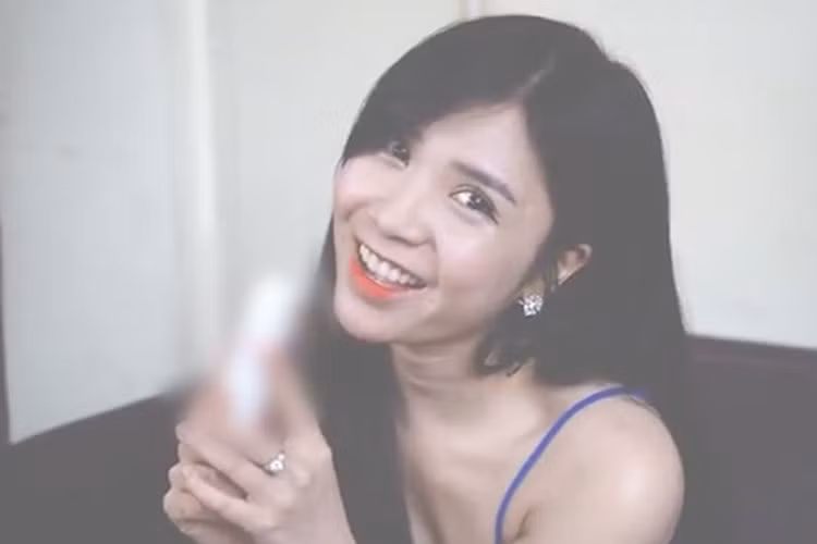 Năm 2017, Thanh Bi cũng từng bị chỉ trích khi đóng một quảng cáo. Với sản phẩm máy massage mặt, nữ diễn viên phim “Người phán xử” đã có những cử chỉ, biểu cảm bị cho là phản cảm. Ảnh: Lao động