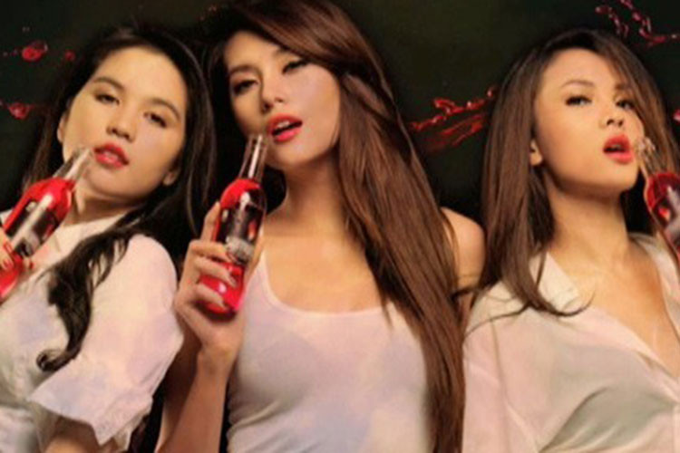 Năm 2012, Ngọc Trinh cũng bị phản ứng dữ dội khi cùng Hoàng Yến và Yến Trang tham gia clip quảng cáo cho một loại đồ uống. Theo hình ảnh hậu trường, 3 người đẹp diện đồ mỏng tang, tạo dáng gợi cảm khi đổ nước uống lên người. Ảnh: An ninh thủ đô