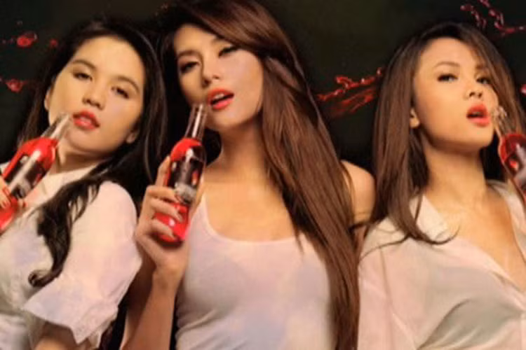 Năm 2012, Ngọc Trinh cũng bị phản ứng dữ dội khi cùng Hoàng Yến và Yến Trang tham gia clip quảng cáo cho một loại đồ uống. Theo hình ảnh hậu trường, 3 người đẹp diện đồ mỏng tang, tạo dáng gợi cảm khi đổ nước uống lên người. Ảnh: An ninh thủ đô