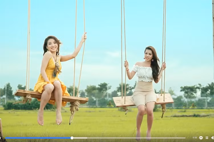 Ngoài cách tạo dáng của Phương Trinh Jolie, cư dân mạng còn chê lời thoại trong clip quá phô. Trước Phương Trinh Jolie, đã không ít mỹ nhân Việt đóng clip quảng cáo gây tranh cãi. Một trong đó có Ngọc Trinh. Ảnh: Dân Việt