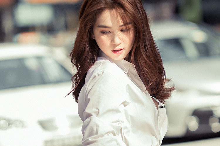 Trước làn sóng chỉ trích của khán giả, Ngọc Trinh phải thừa nhận rằng hình ảnh trong quảng cáo của cô táo bạo. Tuy nhiên, chân dài gốc Trà Vinh cho rằng quảng cáo phù hợp với vóc dáng gợi cảm của cô và trên thế giới còn có táo tạo hơn. Ảnh: FBNV