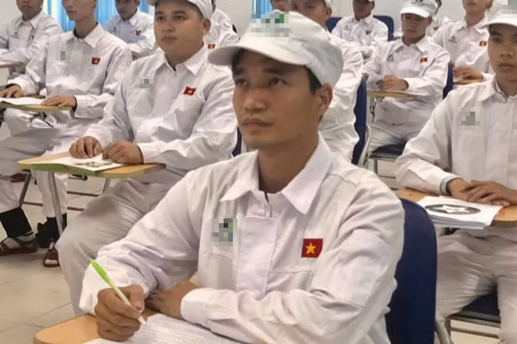 Sau khi giấc mộng showbiz không thành, kinh doanh cũng thất bại, Lệ Rơi về quê. Hiện tại, anh làm công nhân. Ảnh: Dân Việt